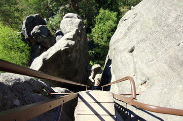 Drabinka w wysokich górach - Teplice nad Metuji, zejście ze skały w Skalnym Mieście - obrazy, fototapety, plakaty