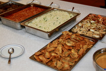 Gebratenes und gegrilltes Fleisch geschnitten für Buffet Service