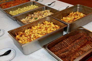 Gebratenes und gegrilltes Fleisch geschnitten für Buffet Service