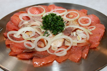 Lachs, geräuchert, geschnitten mit Zwiebelringen und Petersilie als Dekoration für Buffet Service