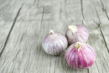 Drei Knollen Knoblauch auf Holzhintergrund, Textfreiraum
