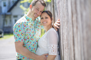 Obraz premium Pregnant couple portrait neighborhood