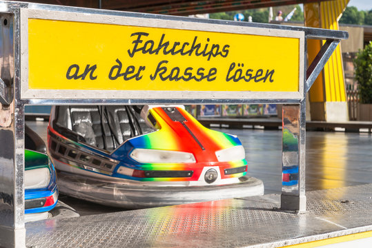 Autoscooter Fahrgesch&auml;ft auf einem Volksfest 