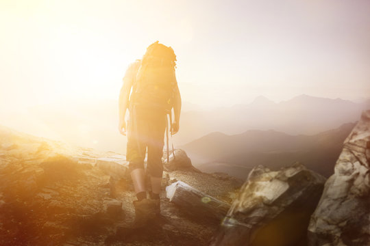 Wanderer auf einem Berg bei Sonnenaufgang