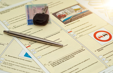 Fahrschule Fragebogen mit Führerschein und Autoschlüssel
