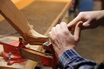 Falegname lavora il legno con attrezzi