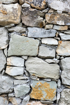 Masonry of natural stone