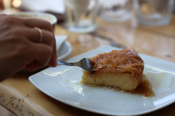 Galaktoboureko, griechische Süßspeise mit Milch und Gries auf Teller