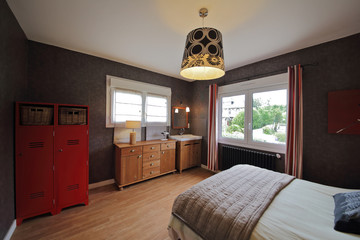 chambre à coucher avec lit double et cabinet de toilette