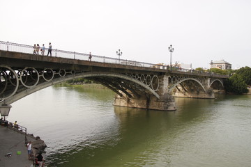 Naklejka na ściany i meble Pont Isabelle II sur le fleuve Guadalquivir à Séville, Espagne