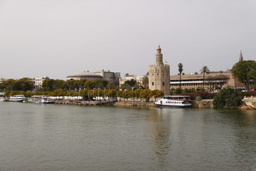 Tour de l'Or et le fleuve Guadalquivir à Séville, Espagne