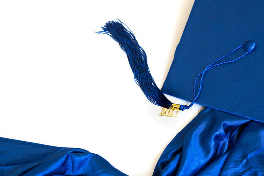 Nền đậm xanh của bức ảnh tốt nghiệp sẽ khiến bạn nhớ lại kỷ niệm đáng nhớ đó. Hãy cùng nhìn ngắm bức hình này để cảm nhận được không khí trang trọng của ngày tốt nghiệp.