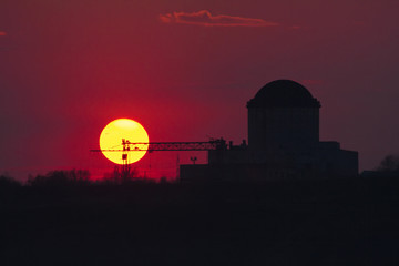 Obraz premium Crimson sunset Voronezh. Silhouette of nuclear power plant