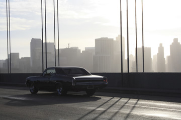 Altes Auto im Sonnenuntergang auf einer Brücke in San Francisco