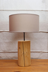 lampe à poser avec abat-jour et socle en bois