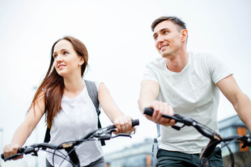 Obraz premium Couple riding bikes