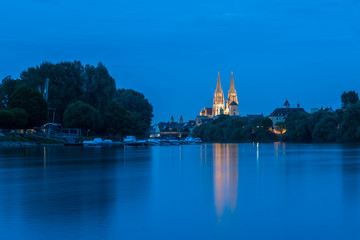 Regensburg mit Jachthafen an der Donau und Blick zum Dom St. Peter zur blauen Stunde