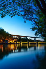 Fototapeta premium Fluss zur blauen Stunde