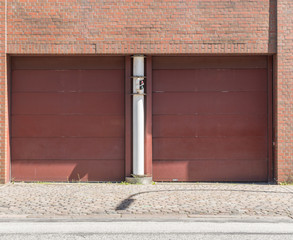 Tiefgaragen Tore in rot