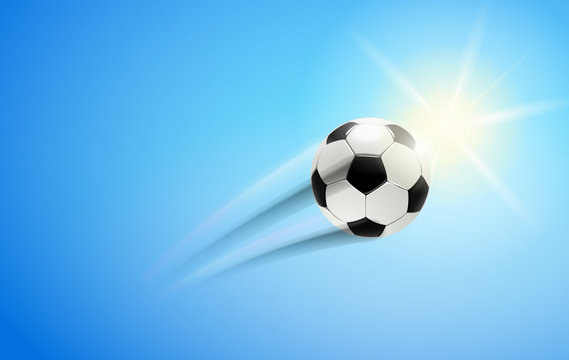 Fußball im Flug mit Sonne am Himmel 