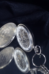 Konzept der Zeitlosigkeit, im Form einen gebrochenen Taschenuhr