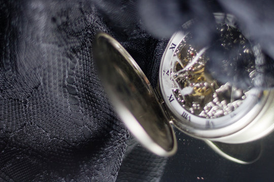 Konzept der Zeitlosigkeit, im Form einen gebrochenen Taschenuhr