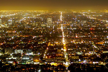 Obraz premium Aerial view over the city of Los Angeles by night - view from Griffith Observatory - LOS ANGELES - CALIFORNIA - APRIL 20, 2017