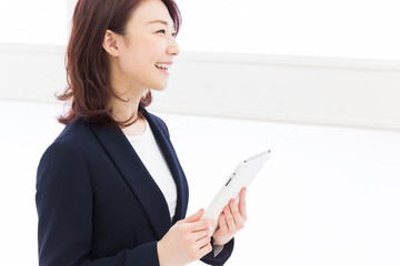 タブレットを見る女性　ビジネス