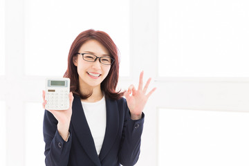 電卓を持つ女性　ビジネス