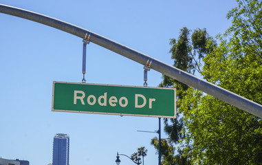 Fototapeta premium Rodeo Drive street sign in Beverly Hills - LOS ANGELES - CALIFORNIA - APRIL 20, 2017