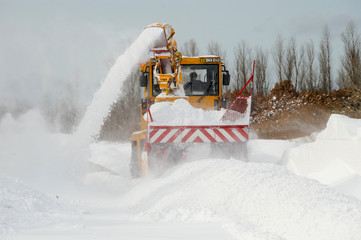 雪国で活躍するロータリー除雪車