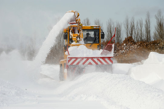 割引発見 ロータリー除雪機」の写真素材 121件の無料イラスト画像 | 絵葉書