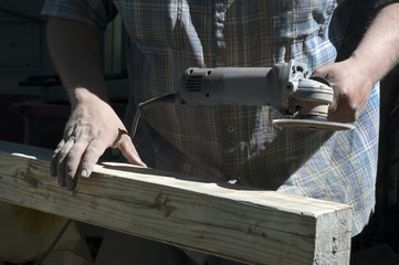 The joiner works with the grinder