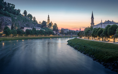 Obraz premium Beautiful old town with the river at sunset - Salzburg, Austria