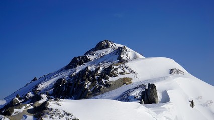 冬の北アルプスの燕岳山頂部