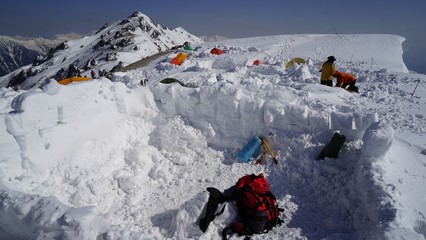 冬季北アルプス燕岳登山。テント撤収後