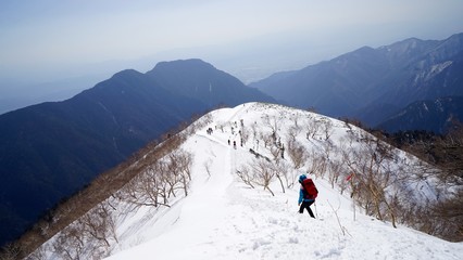 慎重に雪道を下る。
