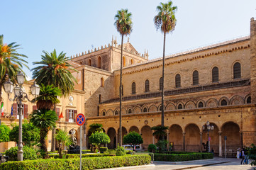 Obraz premium Cathedral on the Vittorio Emanuele Square - Monreale, Sicily, Italy