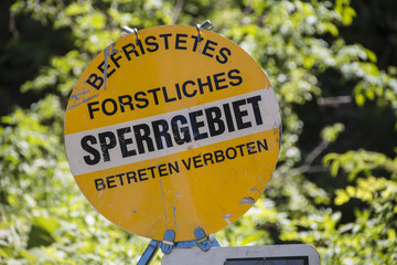 Altes Schild Befristetes Forstliches Sperrgebiet