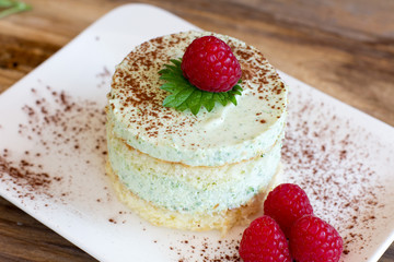 Käsesahnedessert mit Himbeeren