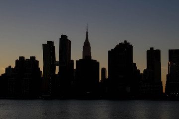 Fototapeta na wymiar Silhouette Buildings of Manhattan in the dark before night