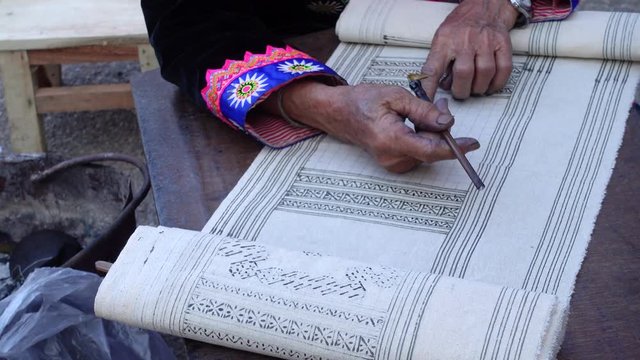 Hmong hilltribe draws pattern.