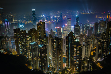 Obraz premium Hong Kong city view from Victoria peak in the night with a symphony of light show
