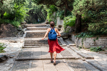Happy backpacker running having fun in summer palace gardens in Beijing, china. Asia travel vacation, girl tourist enjoying the exciting life adventure. - obrazy, fototapety, plakaty