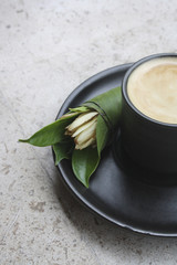 Kaffeetasse mit Blumendeko in Asien