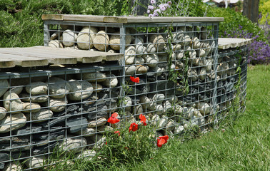 Fototapeta premium Gabion de galets dans un espace vert