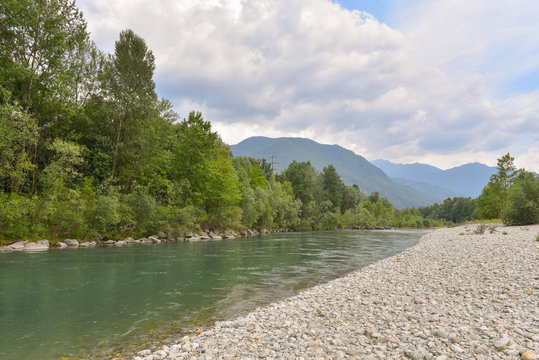 Panorama con il fiume e i sassi bianchi in estate