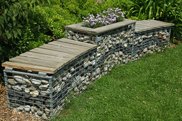 Gabion de galets dans un espace vert