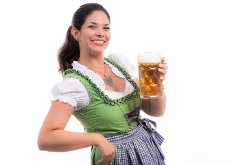 frau im dirndl mit vollem bierkrug