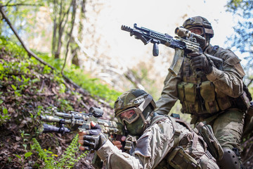 Fototapeta premium Two soldiers aim at target